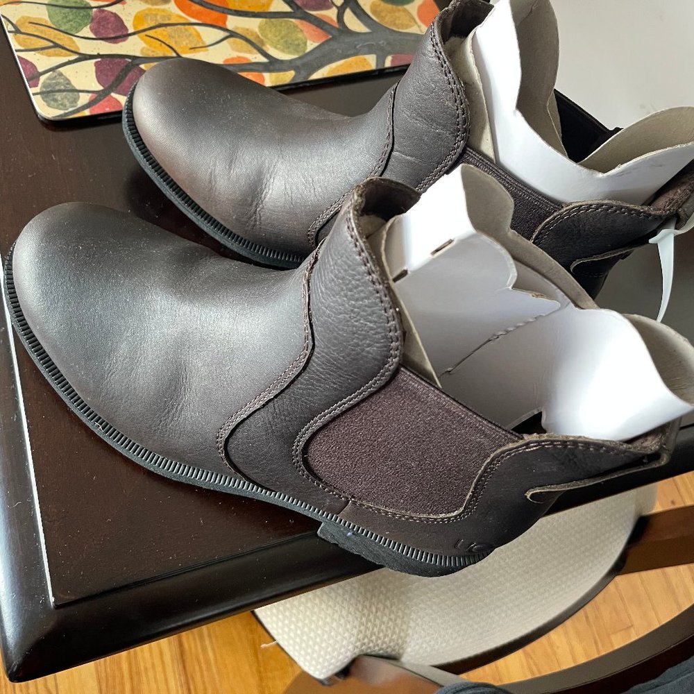 UGG Bonham III Waterproof Women's Chelsea Boot size 9 (Stout) - NEW $80